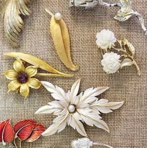 Lot of 8 Vintage Brooch Pins Floral leave theme